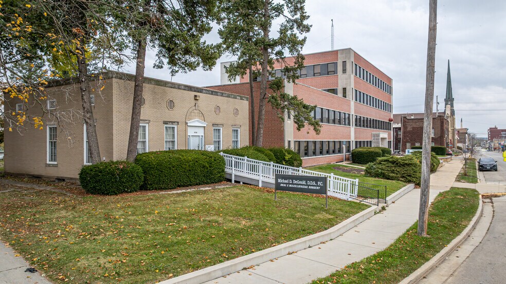 430 W Stephenson St, Freeport, IL à vendre - Photo du bâtiment - Image 2 de 19