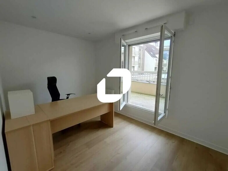 Office in Viroflay for lease - Interior Photo - Image 2 of 6