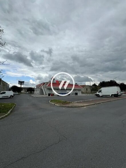 Retail in Pierrelaye for lease - Primary Photo - Image 1 of 12