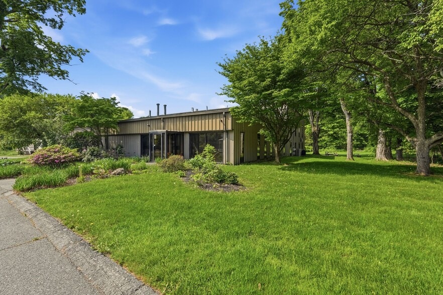 665 Amherst Rd, Sunderland, MA à vendre - Photo du bâtiment - Image 2 de 49
