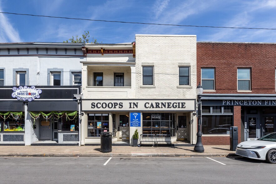 239 E Main St, Carnegie, PA à vendre - Photo du bâtiment - Image 1 de 30