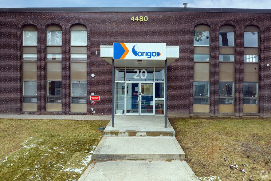 4480 Chesswood Dr, Toronto, ON à louer - Photo du bâtiment - Image 3 de 4