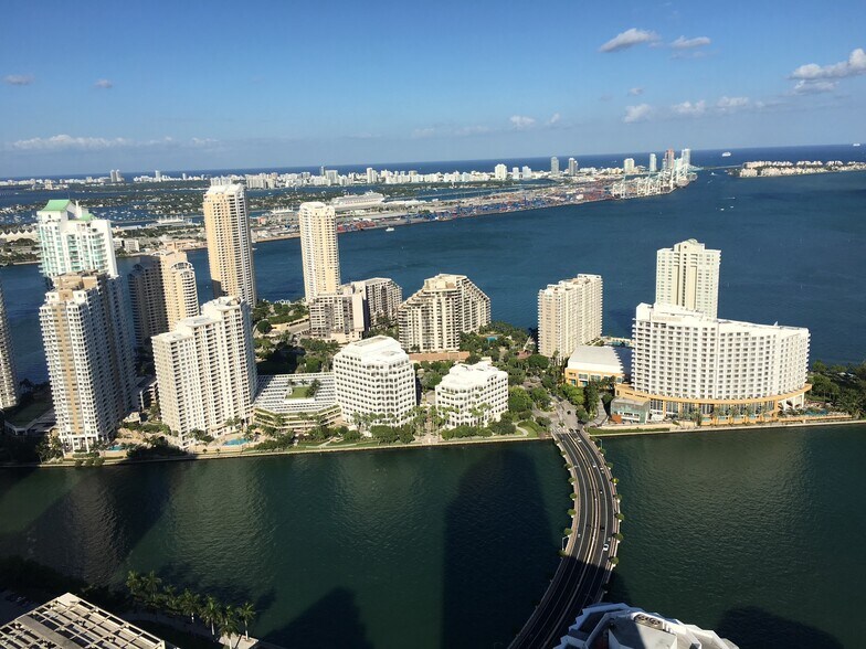 520 Brickell Key Dr, Miami, FL à louer - Photo du bâtiment - Image 1 de 7