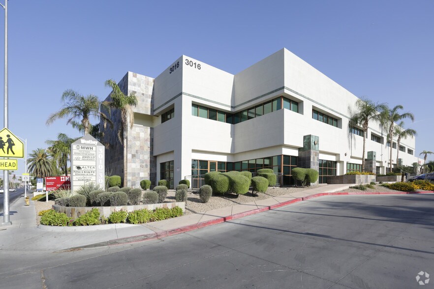 3016 W Charleston Blvd, Las Vegas, NV à louer - Photo principale - Image 1 de 8