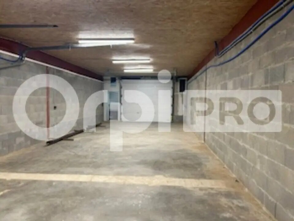 Flex in Porte des Pierres Dorées for lease Interior Photo- Image 1 of 6