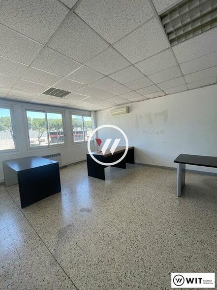 Office in Vitrolles for lease - Interior Photo - Image 1 of 11