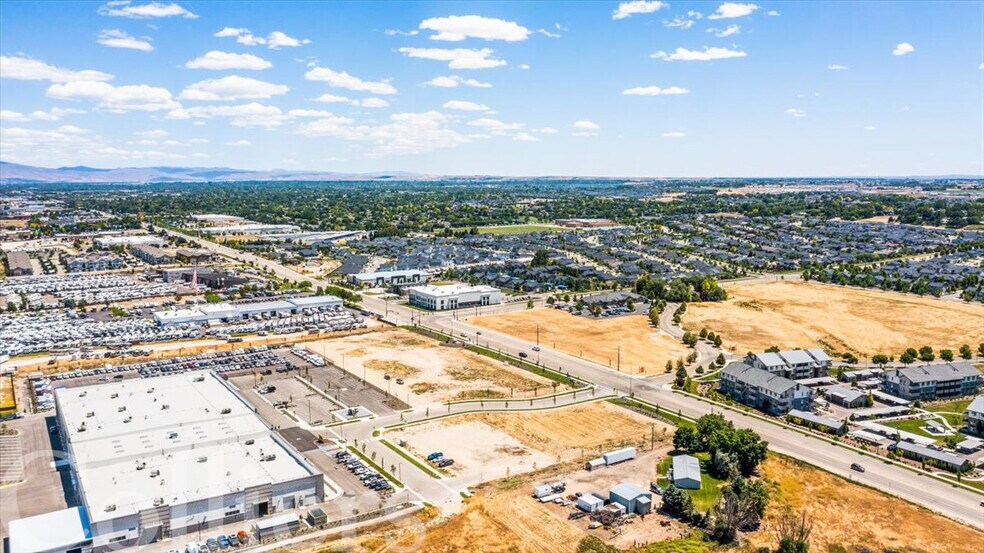 1566 S Spanish Sun Way, Meridian, ID à vendre - Photo du bâtiment - Image 2 de 15