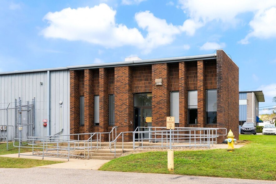 2800 Diode Ln, Louisville, KY à louer - Photo du bâtiment - Image 3 de 44