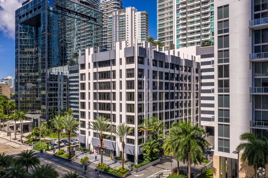 1110 Brickell Ave, Miami, FL à louer - Photo du bâtiment - Image 3 de 9