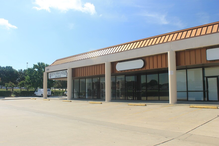 2550 E Trinity Mills Rd, Carrollton, TX à louer - Photo du bâtiment - Image 2 de 6