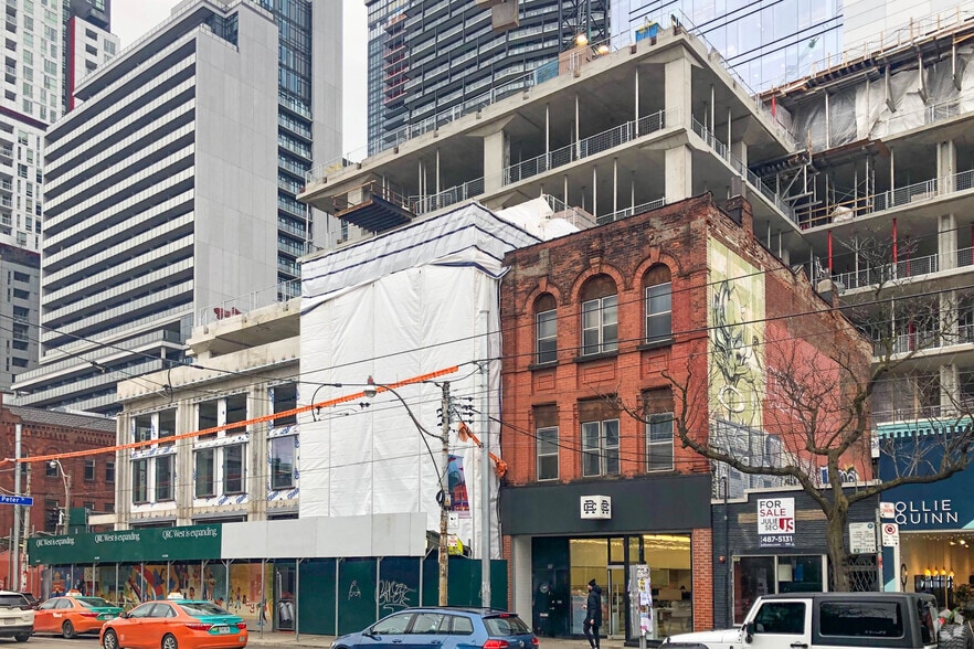 375 Queen St W, Toronto, ON à louer - Photo du bâtiment - Image 3 de 4