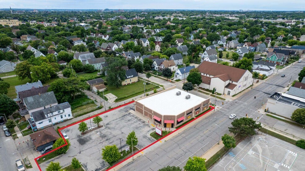 2117 W Center St, Milwaukee, WI à vendre - Photo du bâtiment - Image 1 de 2