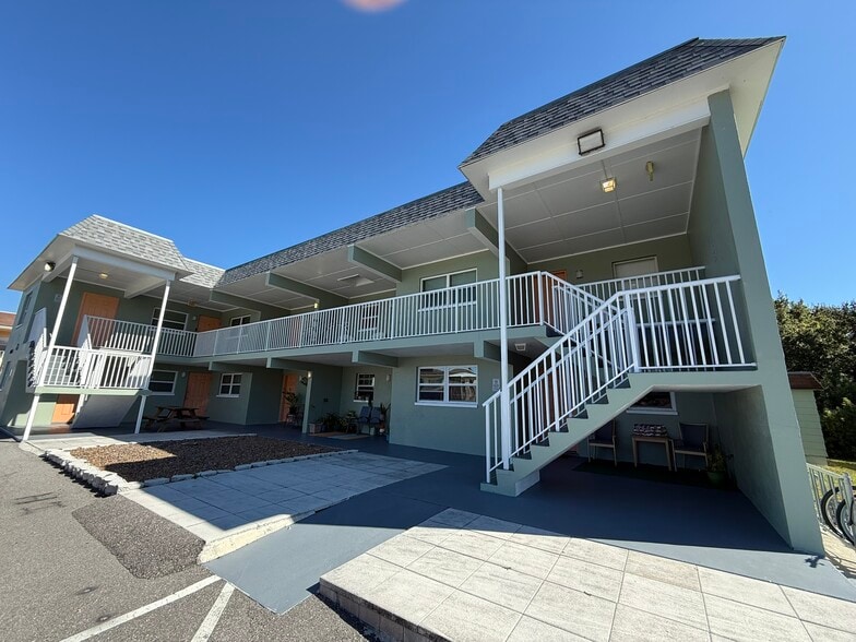 2035 Alpine Rd, Clearwater, FL for sale - Building Photo - Image 2 of 34