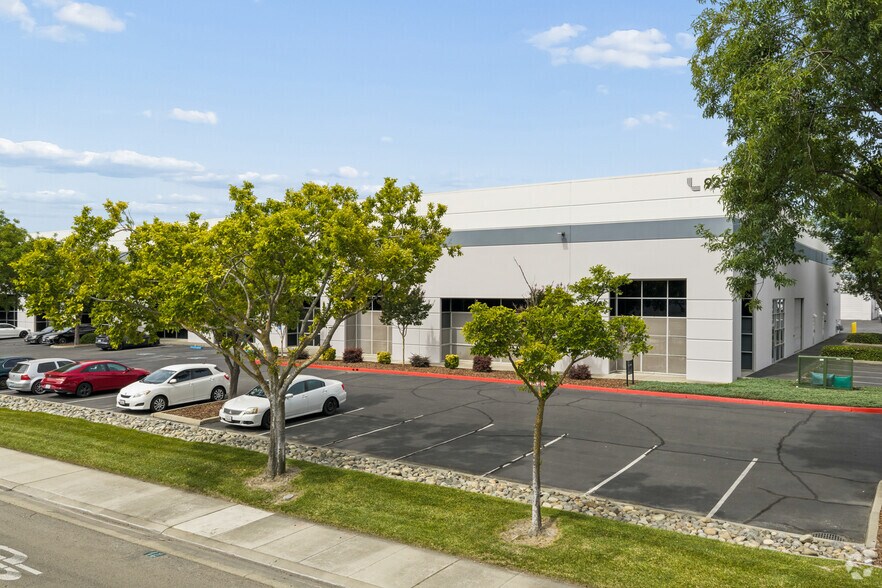 925 National Dr, Sacramento, CA à louer - Photo du bâtiment - Image 3 de 10