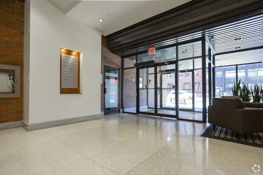 602 11th Ave SW, Calgary, AB à louer - Hall d’entrée - Image 2 de 4