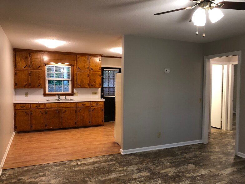 2928 Keith Dr, Sanford, NC à vendre - Photo intérieure - Image 1 de 4