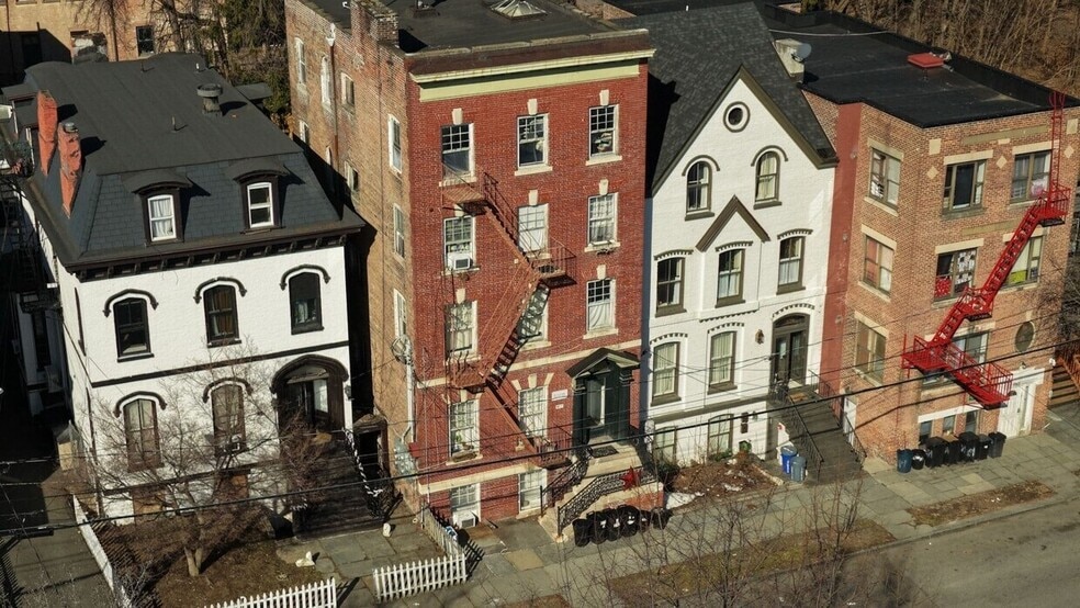 277 Grand St, Newburgh, NY à vendre - Photo du bâtiment - Image 2 de 6