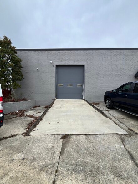 2334 W English Rd, High Point, NC for lease - Building Photo - Image 3 of 5