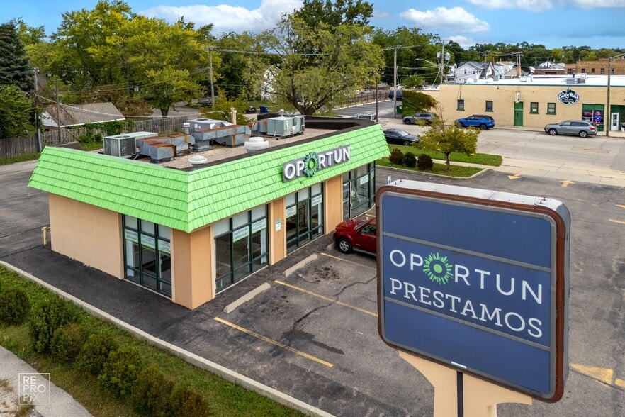 2000 W Grand Ave, Waukegan, IL for sale - Building Photo - Image 2 of 6