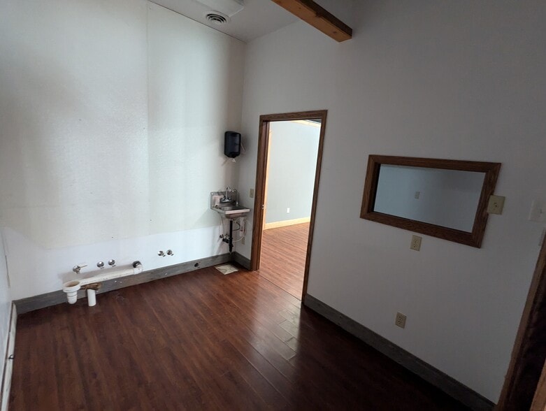 1316 E Cedar St, Brandon, SD for lease - Interior Photo - Image 3 of 10