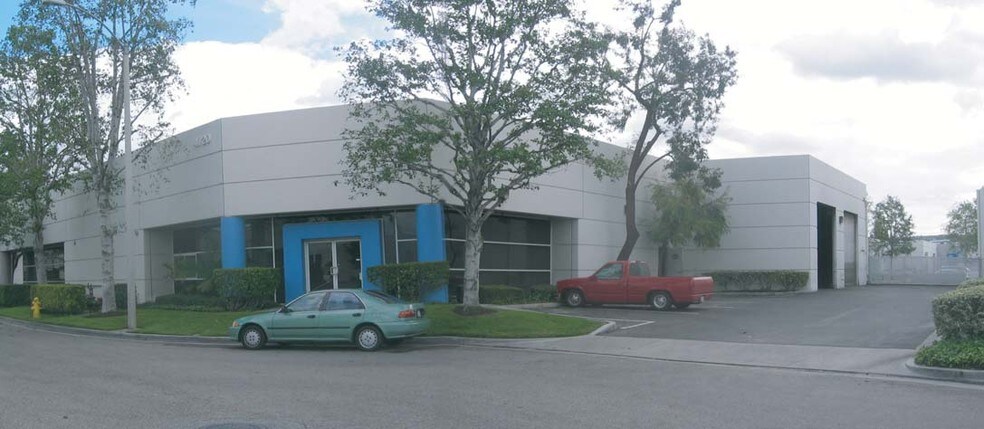 4720-4740 E Hunter Ave, Anaheim, CA à louer - Photo du bâtiment - Image 3 de 4