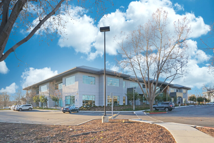 210 W Tasman Dr, San Jose, CA for lease - Primary Photo - Image 1 of 8