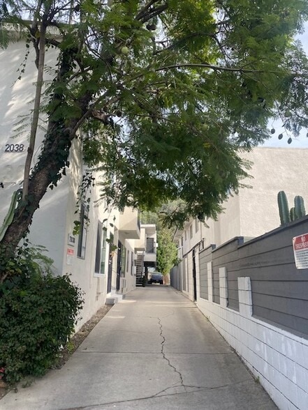 2038 Holly Dr, Los Angeles, CA for sale - Building Photo - Image 2 of 4