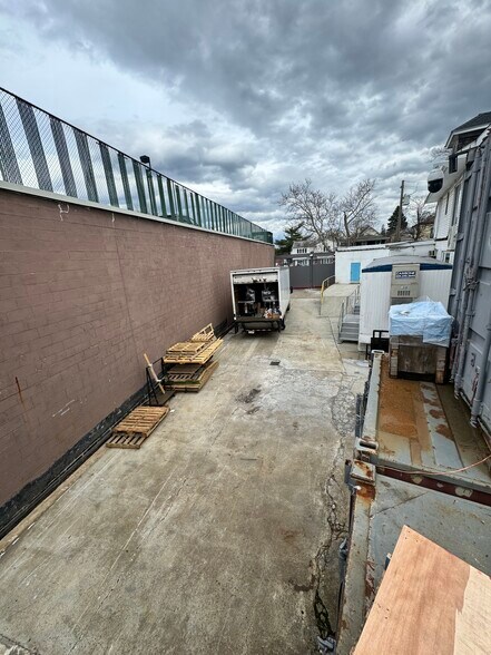 1316 133rd Pl, College Point, NY à louer - Photo principale - Image 1 de 2