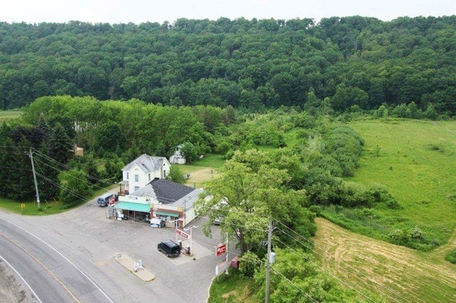 Plus de détails pour 407-409 Main St W, Grimsby, ON - Commerce de détail à vendre