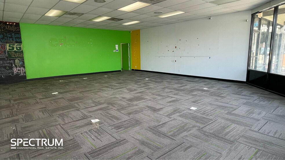 18501 Victory Blvd, Reseda, CA à louer - Photo intérieure - Image 2 de 6