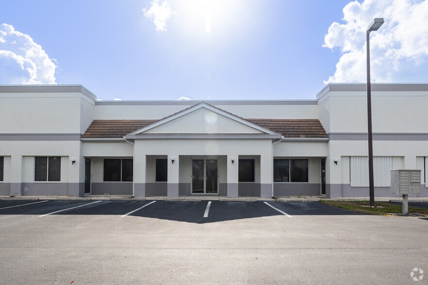10811 Sunset Plaza Cir, Fort Myers, FL à vendre - Photo du bâtiment - Image 3 de 4