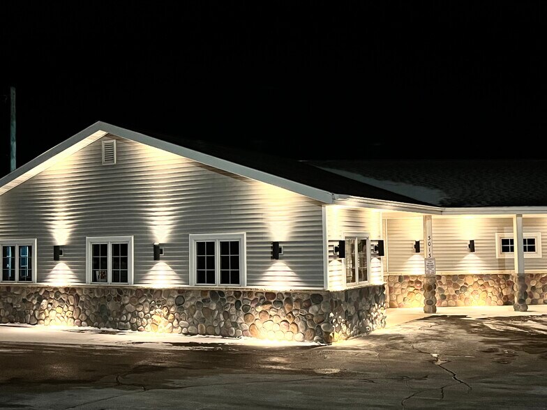 3009 Forest Ave, Two Rivers, WI for lease - Building Photo - Image 3 of 19
