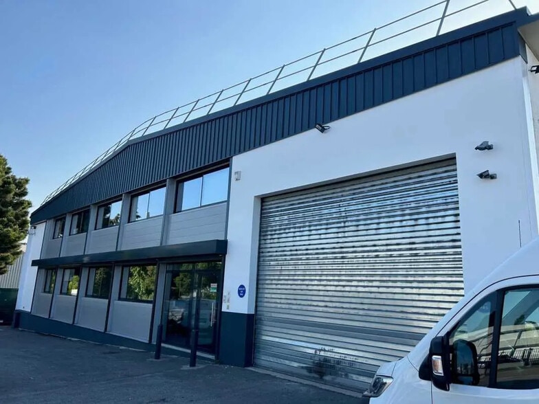 Office in Morangis for lease - Building Photo - Image 2 of 9