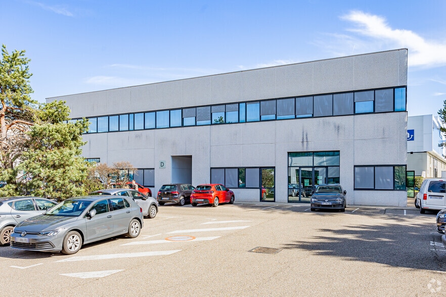10 Rue Des Rosiéristes, Champagne-au-Mont-d'Or for lease - Building Photo - Image 2 of 15