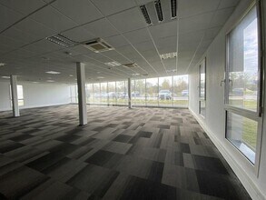 11 Rue Aimé Cotton, Saint-Priest for lease Interior Photo- Image 2 of 6