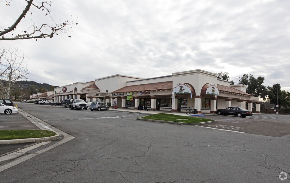 2401-2453 Valley Pky E, Escondido, CA for lease - Primary Photo - Image 1 of 8