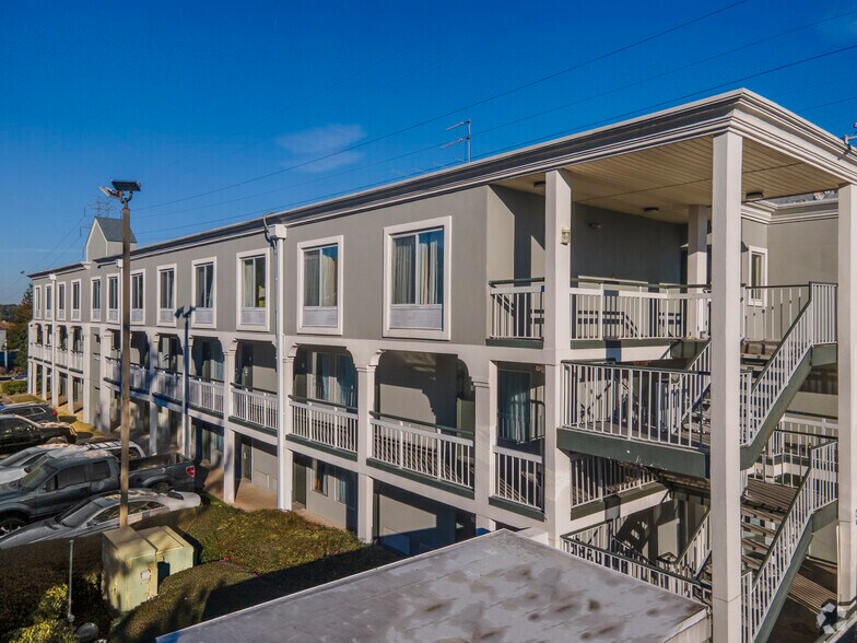 6650 Bay Cir, Peachtree Corners, GA à vendre - Photo du bâtiment - Image 2 de 9