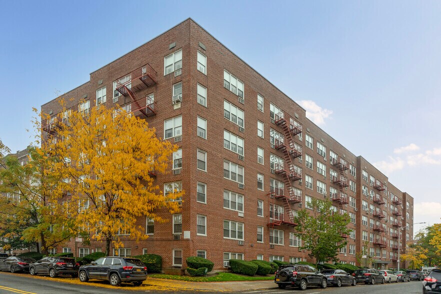 855 E 7th St, Brooklyn, NY à vendre - Photo du bâtiment - Image 1 de 7