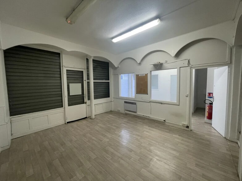 Retail in Paris for lease - Interior Photo - Image 3 of 9
