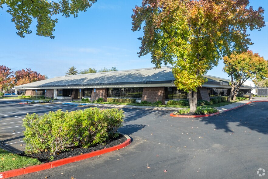 688-698 Gibraltar Ct, Milpitas, CA à louer - Photo du bâtiment - Image 1 de 10