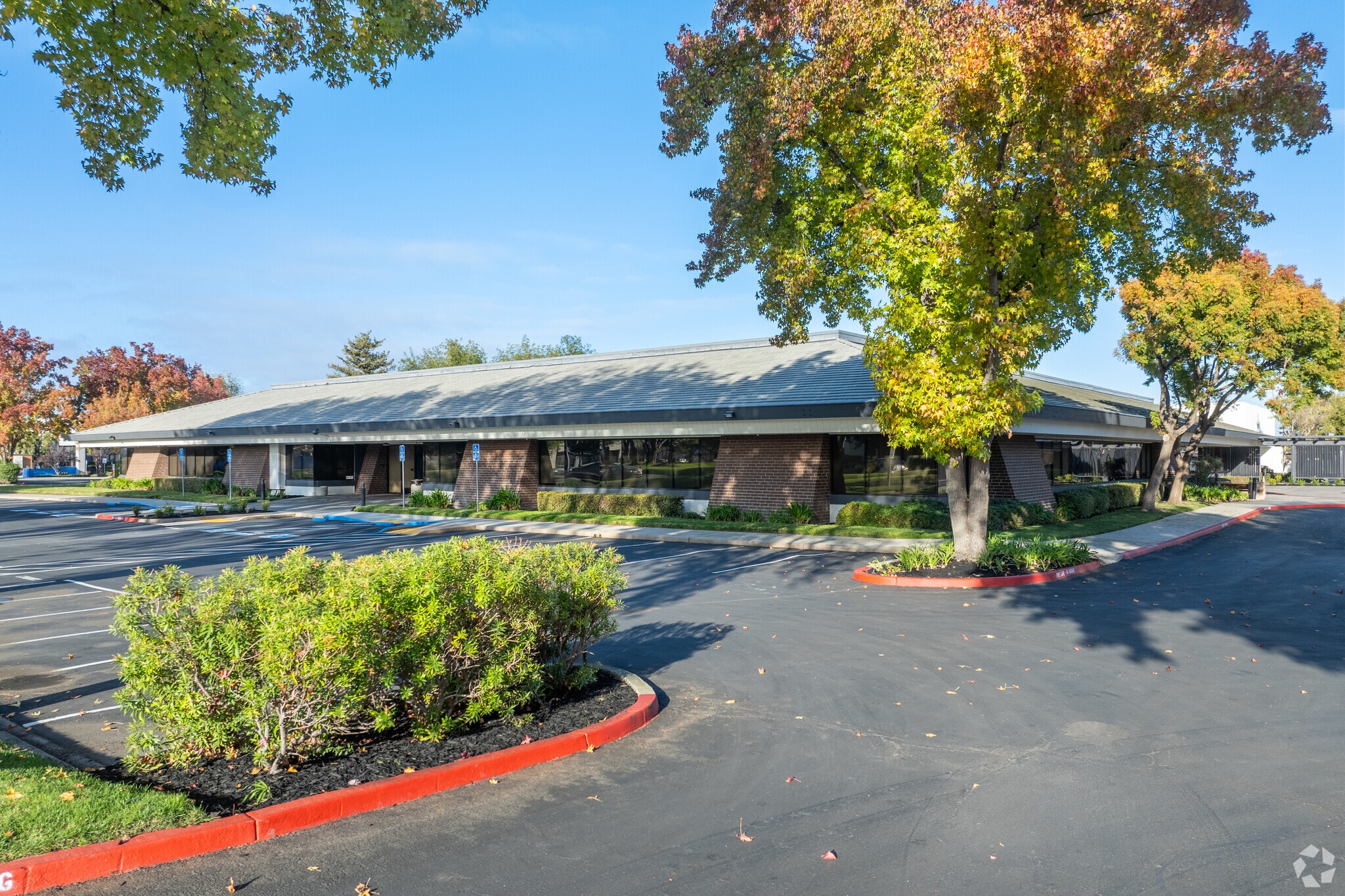 688-698 Gibraltar Ct, Milpitas, CA à louer Photo principale- Image 1 de 12