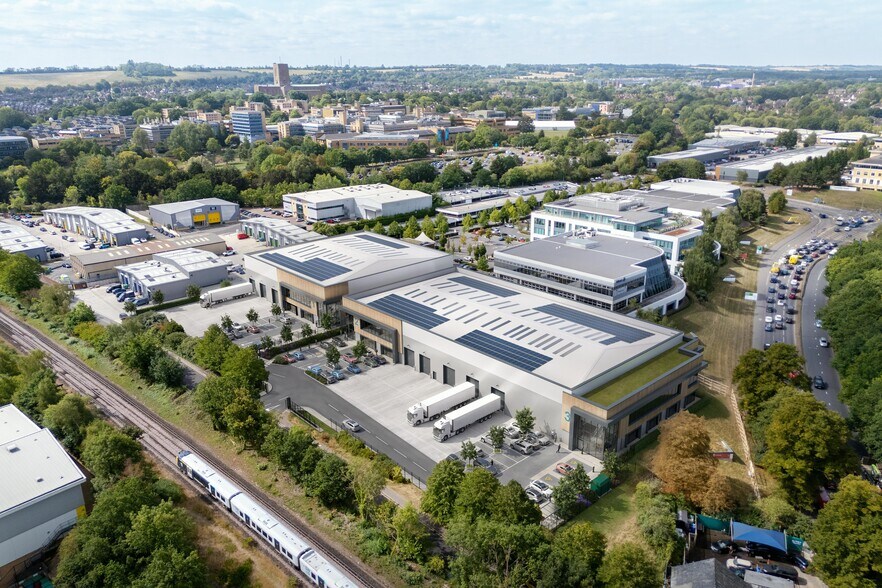 Guildford Business Park, Guildford à louer - Photo du bâtiment - Image 2 de 5