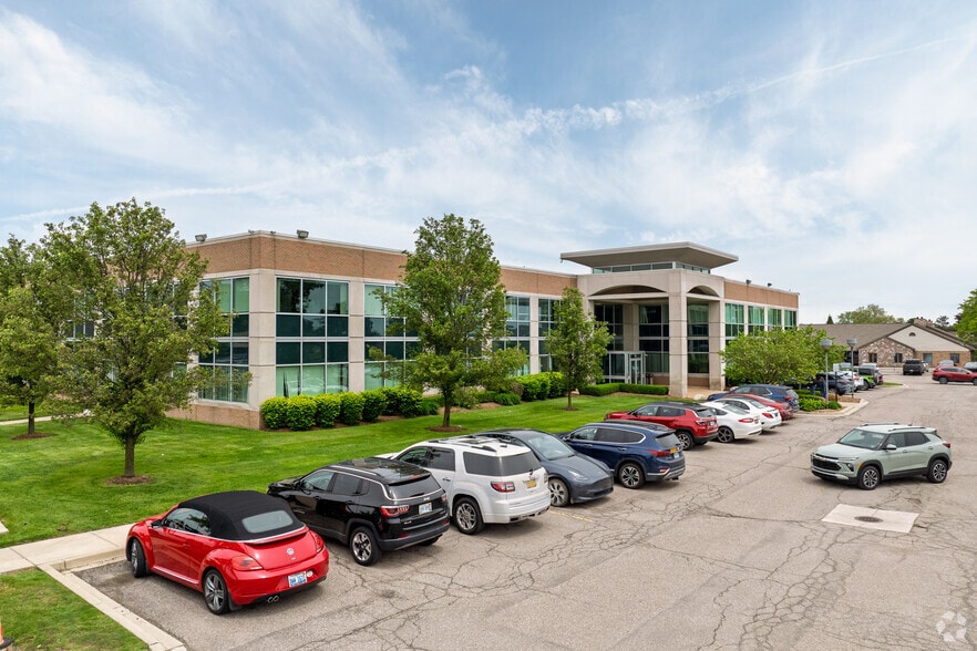 75 Barclay Cir, Rochester Hills, MI for sale - Primary Photo - Image 1 of 5