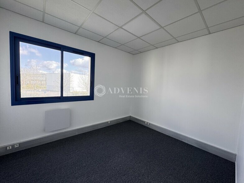 Office in Lisses for lease - Interior Photo - Image 3 of 4