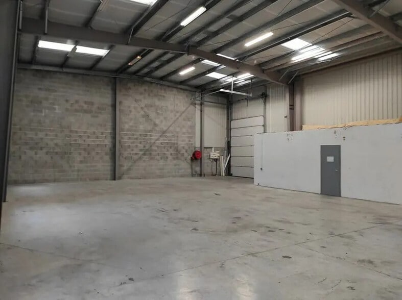 Flex in Bourgoin-Jallieu for lease - Interior Photo - Image 2 of 4