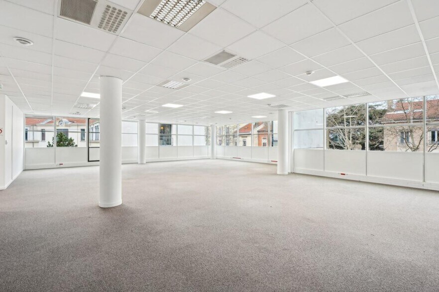 Office in Lyon for lease - Interior Photo - Image 3 of 25