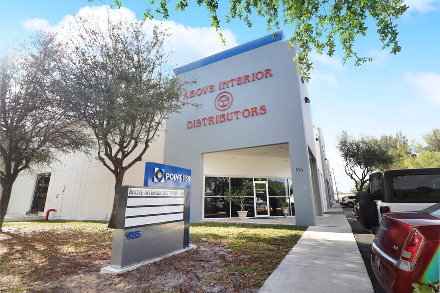 955 NW 159th Dr, Miami, FL à louer - Photo du bâtiment - Image 3 de 26