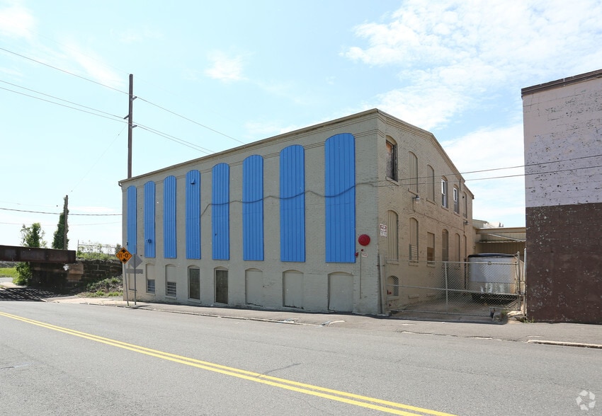 90 Sargeant St, Holyoke, MA for sale - Building Photo - Image 2 of 9