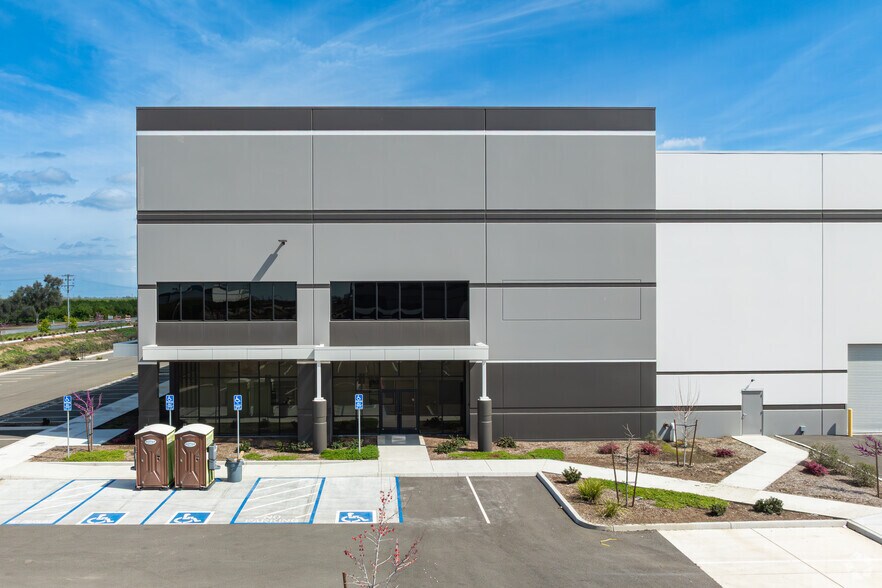 7825 W Riggin Rd, Visalia, CA à louer - Photo du bâtiment - Image 2 de 7