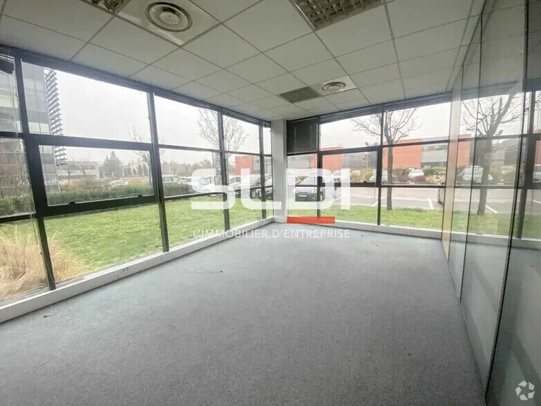 117 Allée Des Parcs, Saint-Priest for lease - Interior Photo - Image 1 of 6